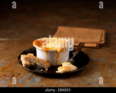 Eglefino affumicato fonduta con fette di pane casereccio Foto Stock