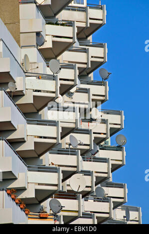 Torre residenziale con balconi e parabole satellitari, in Germania, in Renania settentrionale-Vestfalia, Chorweiler Foto Stock