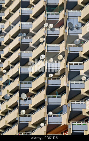 Torre residenziale con balconi e parabole satellitari, in Germania, in Renania settentrionale-Vestfalia, Chorweiler Foto Stock