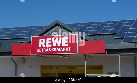 Targhetta del nome sopra l'entrata della bevanda negozio di una catena di supermercati, Germania Foto Stock