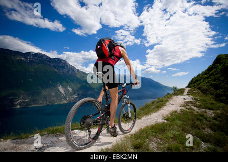 Mountainbiker in montagna al lago di Garda, Italia Foto Stock