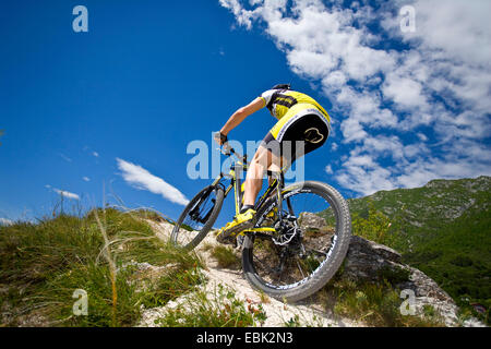 Mountainbiker in montagna, Italia Foto Stock