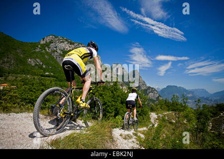 Mountainbiker in montagna, Italia Foto Stock