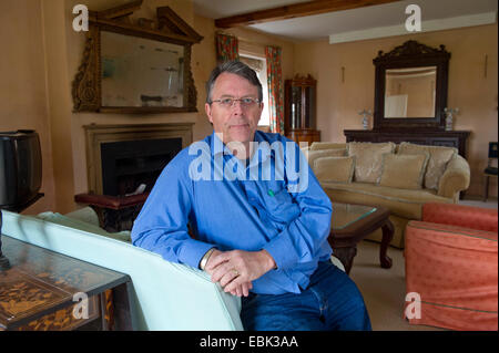 Il conte di cardigan a tottenham house, mostrando i derelitti maneggio e white lodge (dipinte di bianco), dove attualmente vive Foto Stock