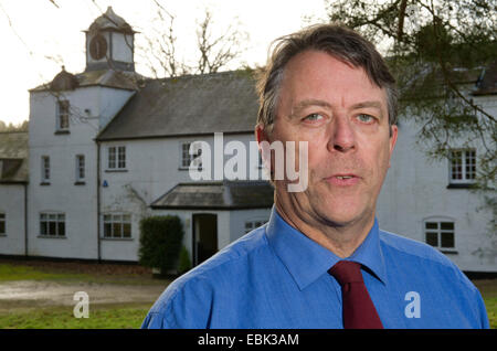 Il conte di cardigan a tottenham house, mostrando i derelitti maneggio e white lodge (dipinte di bianco), dove attualmente vive Foto Stock