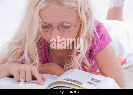 Ragazza legge un libro Foto Stock