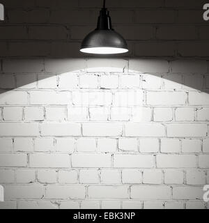 Spotlight vuota su un muro di mattoni. Foto Stock