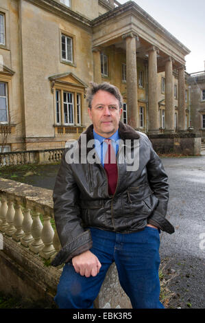 Il conte di cardigan a tottenham house, mostrando i derelitti maneggio e white lodge (dipinte di bianco), dove attualmente vive Foto Stock