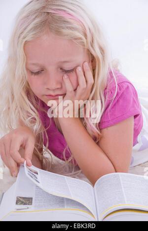 Ragazza legge un libro Foto Stock