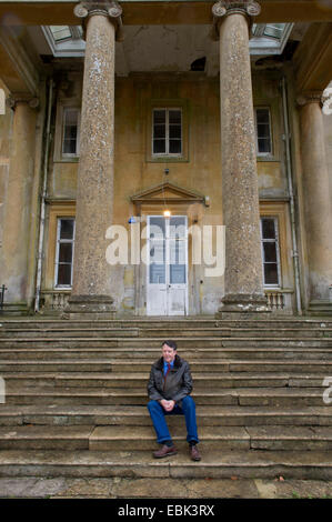 Il conte di cardigan a tottenham house, mostrando i derelitti maneggio e white lodge (dipinte di bianco), dove attualmente vive Foto Stock