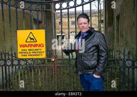 Il conte di cardigan a tottenham house, mostrando i derelitti maneggio e white lodge (dipinte di bianco), dove attualmente vive Foto Stock