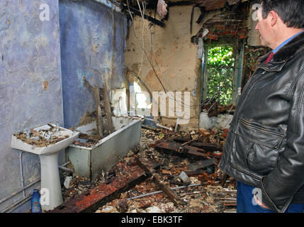 Il conte di cardigan a tottenham house, mostrando i derelitti maneggio e white lodge (dipinte di bianco), dove attualmente vive Foto Stock