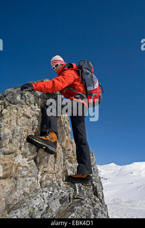 Scalatore in corrispondenza di uno sperone di roccia, Austria, Grossglocknergebiet Foto Stock