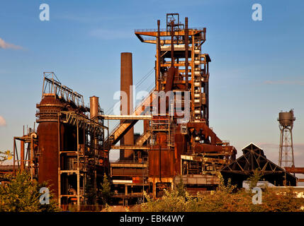 Altoforno 5 dell'abbandonato mulino di acciaio Phoenix West a district Hoerde, in Germania, in Renania settentrionale-Vestfalia, la zona della Ruhr, Dortmund Foto Stock