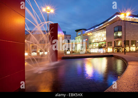 La moderna fontana a Hansaplatz in Twilight, in Germania, in Renania settentrionale-Vestfalia, la zona della Ruhr, Dortmund Foto Stock