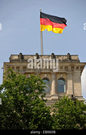 Bandiera della Germania il Reichstag, Germania Berlino Foto Stock