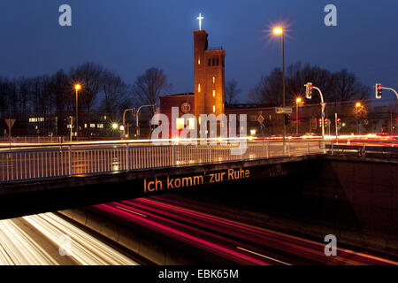 Autostrada A40 con striature chiare e ponte etichettato 'Ich komm zur Ruhe - ho un po' di pace nella luce della sera, in Germania, in Renania settentrionale-Vestfalia, la zona della Ruhr, Bochum Foto Stock