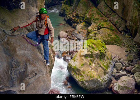 Uomo in arrampicata via ferrata, Francia, il Parco Nazionale del Mercantour, Lantosque Foto Stock