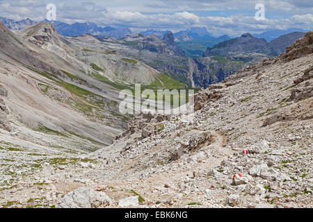 Paesaggio di montagna tra forcella Nives e Rifugio Puez, Italia, Alto Adige, Dolomiti Foto Stock