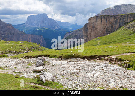 Paesaggio di montagna tra forcella Nives e Rifugio Puez, Italia, Alto Adige, Dolomiti Foto Stock