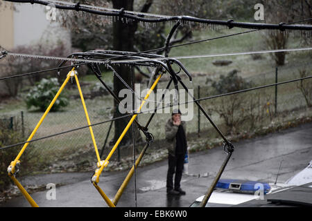 Martedì. 2° dic, 2014. Un uomo guarda sul tram congelati trolley fili a Praga il Martedì, Dicembre 2, 2014. Treno elettrico e del tram e il trasporto attraverso la Repubblica ceca sono state gravemente perturbato martedì dopo il ghiaccio formatosi sulle linee aeree quando le temperature di cadere dopo la pioggia durante la notte. (CTK FOTO/Michal Kamaryt) Foto Stock