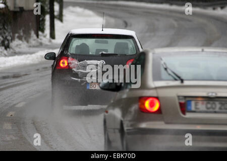 Granita di neve sulla strada trafficata, in Germania, in Renania settentrionale-Vestfalia Foto Stock