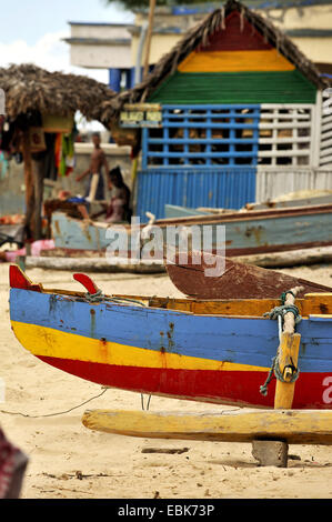 Barca colorata sulla spiaggia, capanna in legno in background, Madagascar, Antsiranana, Diego Suarez Foto Stock