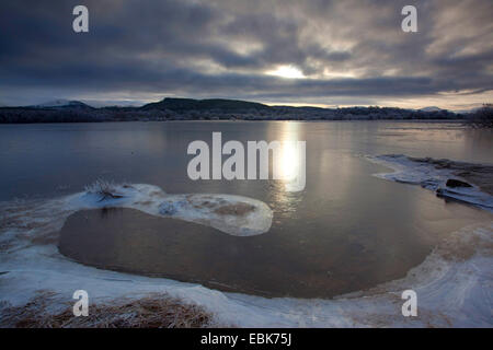 Vista su parzialmente congelati Loch Insh, Regno Unito, Scozia, Cairngorms National Park Foto Stock