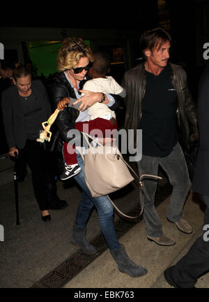 Charlize Theron con Sean Penn e figlio Jackson presso l'Aeroporto Internazionale di Los Angeles (LAX) dotata di: Charlize Theron,Sean Penn,Jackson dove: Los Angeles, California, Stati Uniti quando: 30 Maggio 2014 Foto Stock