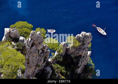 Barche in costa rocciosa, Calanque Francia, Calanques Parco Nazionale Foto Stock