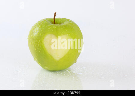 Apple (malus domestica), mela verde con cuore Foto Stock