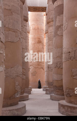 Vista nella grande hall del montante del distretto di Amon-ra con una protezione in background, Egitto, Karnak Luxor Foto Stock