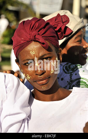 Di carnagione scura donna con tradizionale make up, Madagascar, Antsiranana, , Diego Suarez Foto Stock