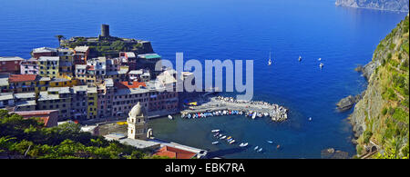 Vista del villaggio costiero Vernazza, Italia, Liguria, il Parco Nazionale delle Cinque Terre, Vernazza Foto Stock