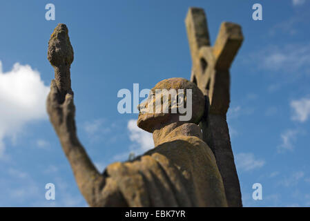 Una statua di San Aidan, creato dall'artista Kathleen Parbury in 1958 ed eretta in suo onore a Lindisfarne (Isola Santa), N Foto Stock