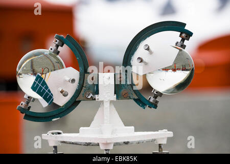 Stazione meteo presso la base Argentina Orcadas la registrazione delle ore di sole, Antartico, a sud delle Isole Orkney, Isola di Laurie Foto Stock