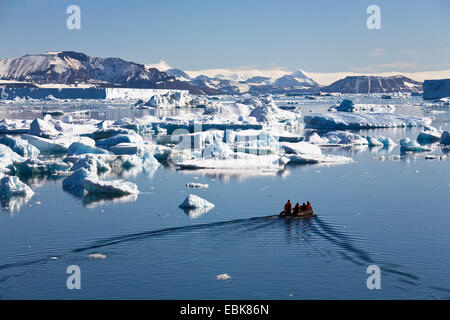 Zattera di gomma viaggio tra gli iceberg nel Mare di Weddell, Antartide Foto Stock