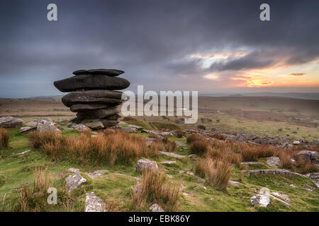 Il Cheesewring uno sperone roccioso di granito vicino i serventi a Bodmin Moor in Cornovaglia Foto Stock