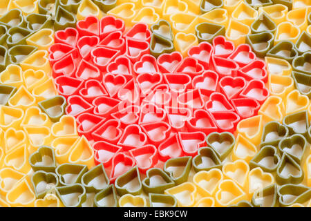 A forma di cuore noodles symbollically mettere come un cuore Foto Stock