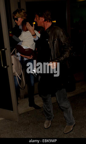 Charlize Theron con Sean Penn e figlio Jackson presso l'Aeroporto Internazionale di Los Angeles (LAX) dotata di: Charlize Theron,Sean Penn,Jackson dove: Los Angeles, California, Stati Uniti quando: 30 Maggio 2014 Foto Stock