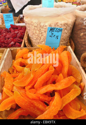 Acqua (melone Citrullus lanatus), secche Meloni e altri frutti su un mercato settimanale, Spagna, Balearen, Maiorca, Alcudia Foto Stock