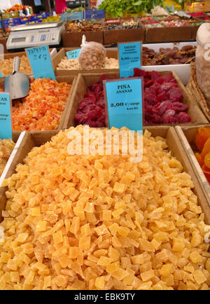 Ananas (Ananas comosus, Ananas sativus), ananas secche frutti su un mercato settimanale, Spagna, Balearen, Maiorca, Alcudia Foto Stock
