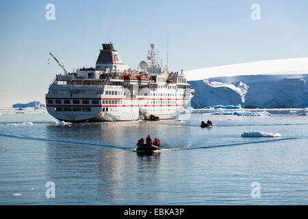 La nave di crociera in Paradise Bay, Antartide Foto Stock