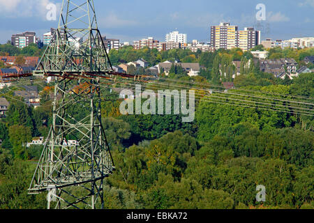 Polo di alimentazione di foresta zona andhousing nella valle della Ruhr vicino a Essen, in Germania, in Renania settentrionale-Vestfalia, la zona della Ruhr, Essen Foto Stock