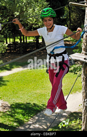 Giovane donna in una rupe di arrampicata, Francia, Savoie Foto Stock