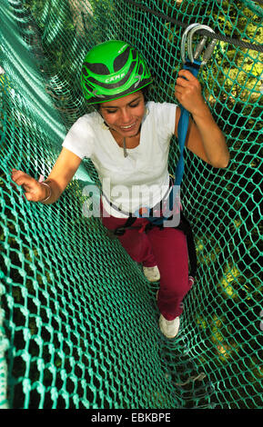 Giovane donna in una rupe di arrampicata, Francia, Savoie Foto Stock