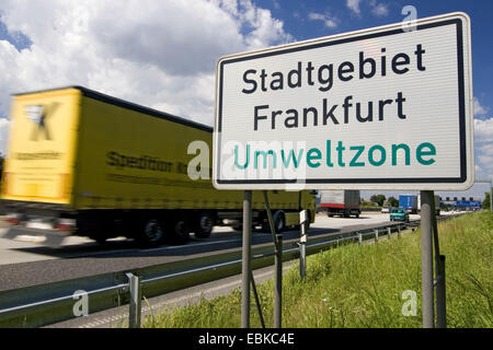 Informazioni registrazione presso l'autostrada A5 sottolineando la zona ambientale presso l'area della citta' di Francoforte, Germania, Hesse Foto Stock