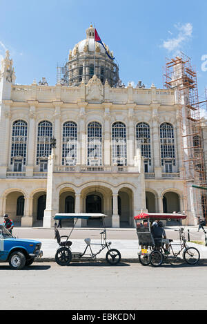 L'Avana - 5 maggio: Ride tricicli di fronte al Museo di rivoluzione può 5,2014 in Havana.Migliaia di questi tricicli-taxi sono io Foto Stock