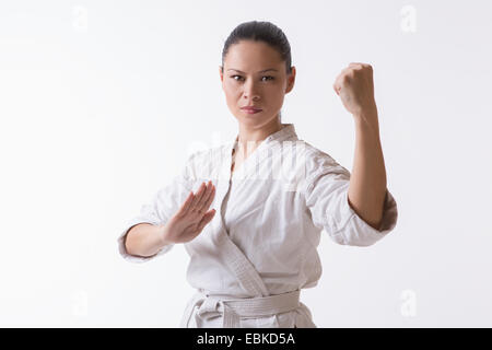 Bella donna in kimono su bianco Foto Stock