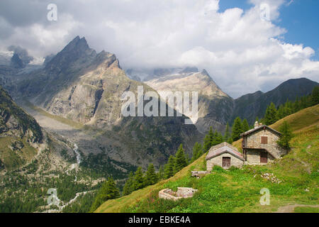 Val Ferret a Arnuva con Mont Gruetta, Italia, Rifugio Maison Vielle Foto Stock